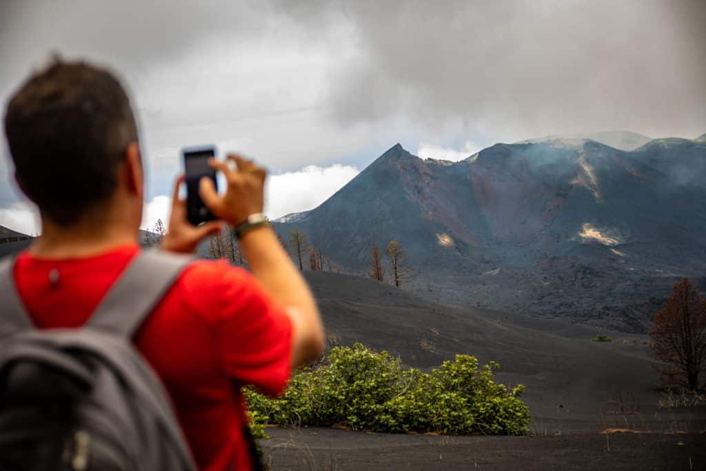Un turista hace una fotografía en un sendero afectado por la lava del volcán de Cumbre Vieja, La Palma. | EP