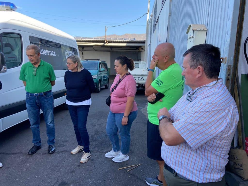Las Cofradías de La Laguna (Tenerife) entregan a seis familias afectadas por el volcán donativos solidarios