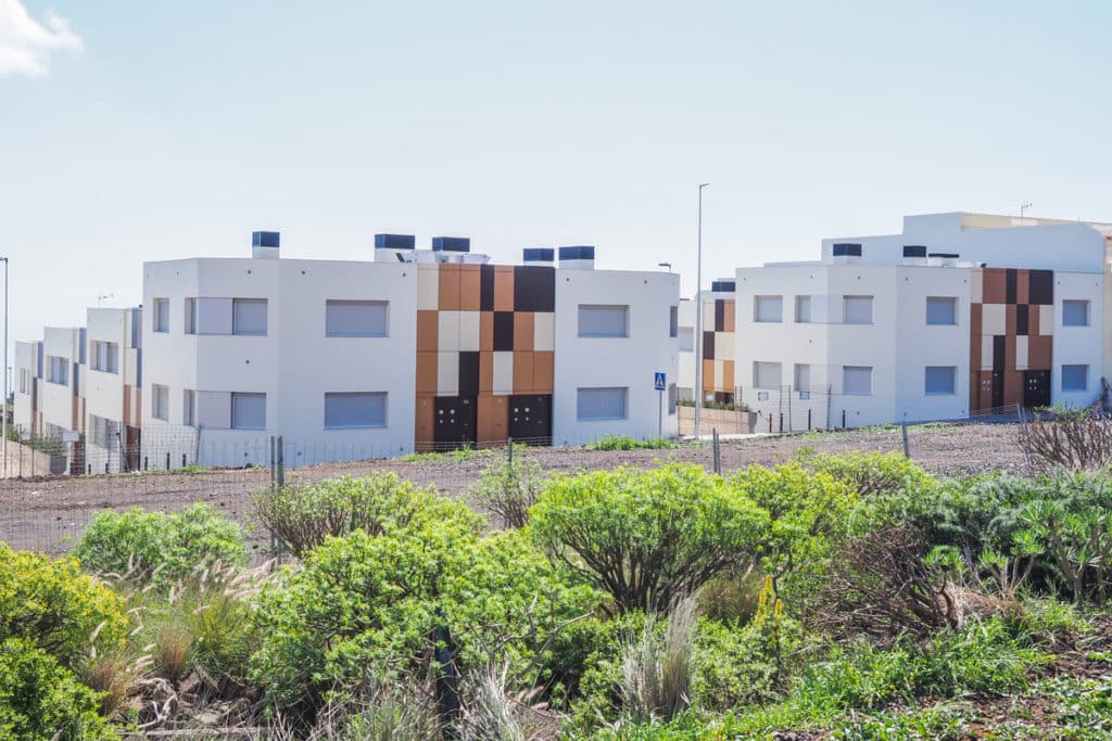 Las 44 viviendas de El Tablero llevan meses terminadas, a la espera de que todo esté listo para el sorteo que, finalmente, se realizará mañana. Sergio Méndez