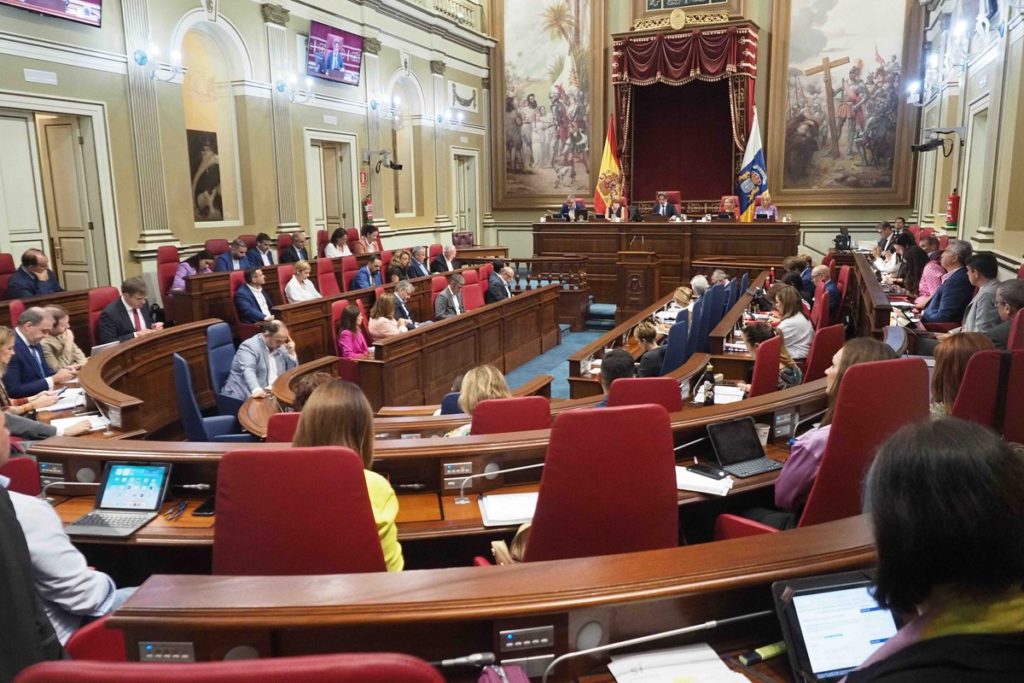 El Parlamento renuncia a la subida del 3,5% para los diputados canarios
