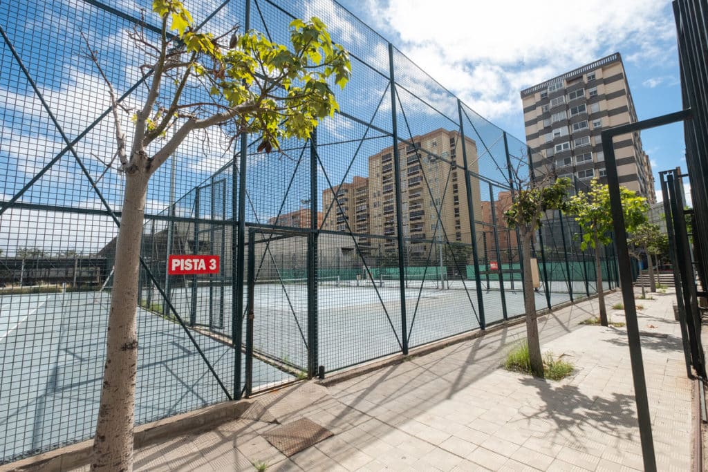 Para construir el nuevo complejo deportivo será necesario demoler el pabellón Paco Álvarez, el anexo, la piscina                    y las canchas de squash.