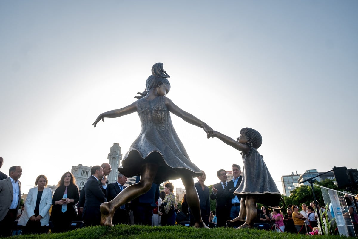 El acto de entrega de la escultura de Julio Nieto a la ciudad reunió a las principales autoridades de Canarias y Tenerife, en el espacio elegido para que Anna y Olivia estén presentes en el corazón de todos. Sergio Méndez y Fran Pallero