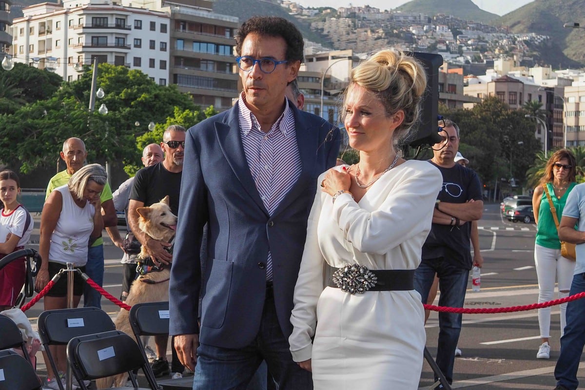 El acto de entrega de la escultura de Julio Nieto a la ciudad reunió a las principales autoridades de Canarias y Tenerife, en el espacio elegido para que Anna y Olivia estén presentes en el corazón de todos.