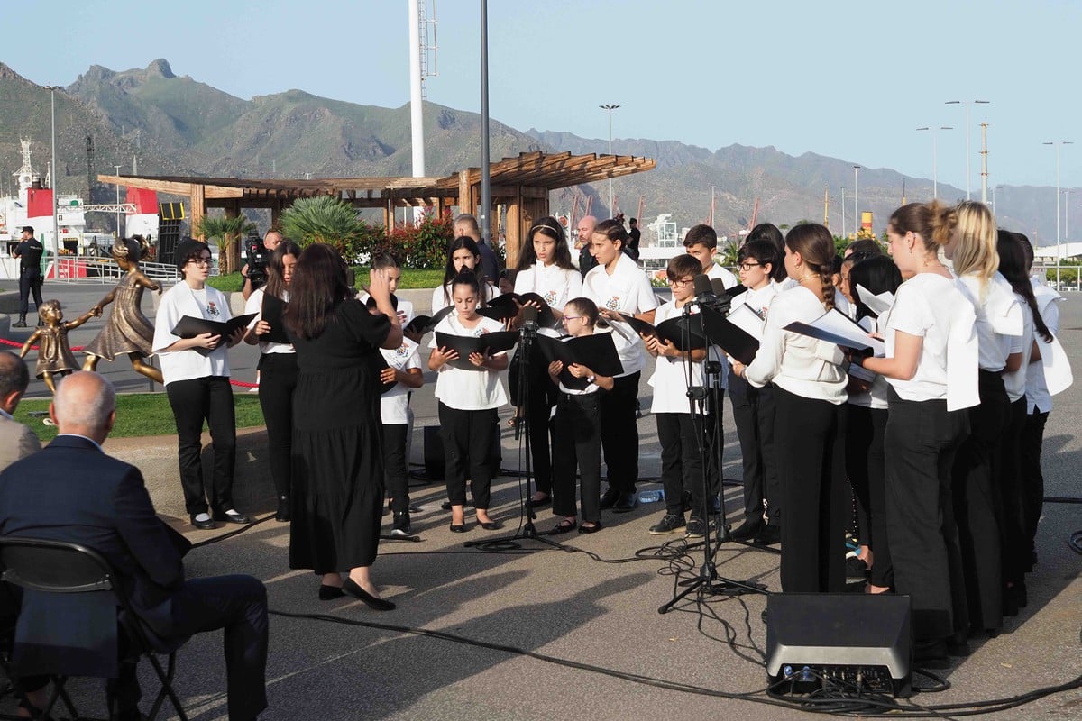 El acto de entrega de la escultura de Julio Nieto a la ciudad reunió a las principales autoridades de Canarias y Tenerife, en el espacio elegido para que Anna y Olivia estén presentes en el corazón de todos. Sergio Méndez y Fran Pallero