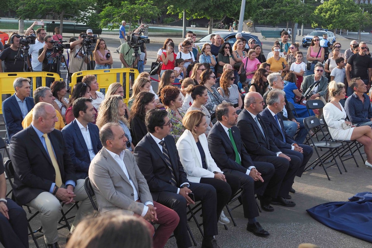 El acto de entrega de la escultura de Julio Nieto a la ciudad reunió a las principales autoridades de Canarias y Tenerife, en el espacio elegido para que Anna y Olivia estén presentes en el corazón de todos. Sergio Méndez y Fran Pallero