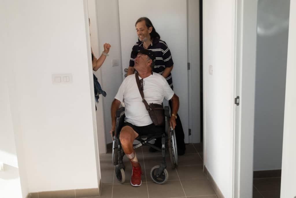 Uno de los felices beneficiarios de las viviendas sociales entregadas ayer en El Tablero es Rodolfo, quien hasta ahora vivía en el albergue de Santa Cruz. Fran Pallero