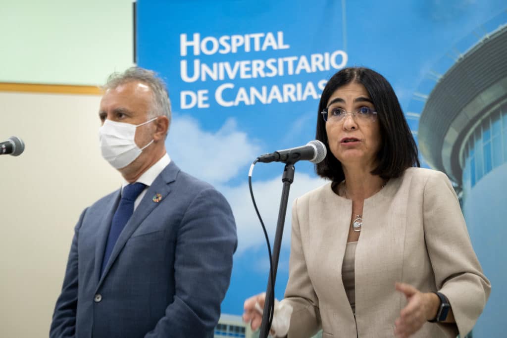 Ángel Víctor Torres, junto a la ministra Carolina Darias.