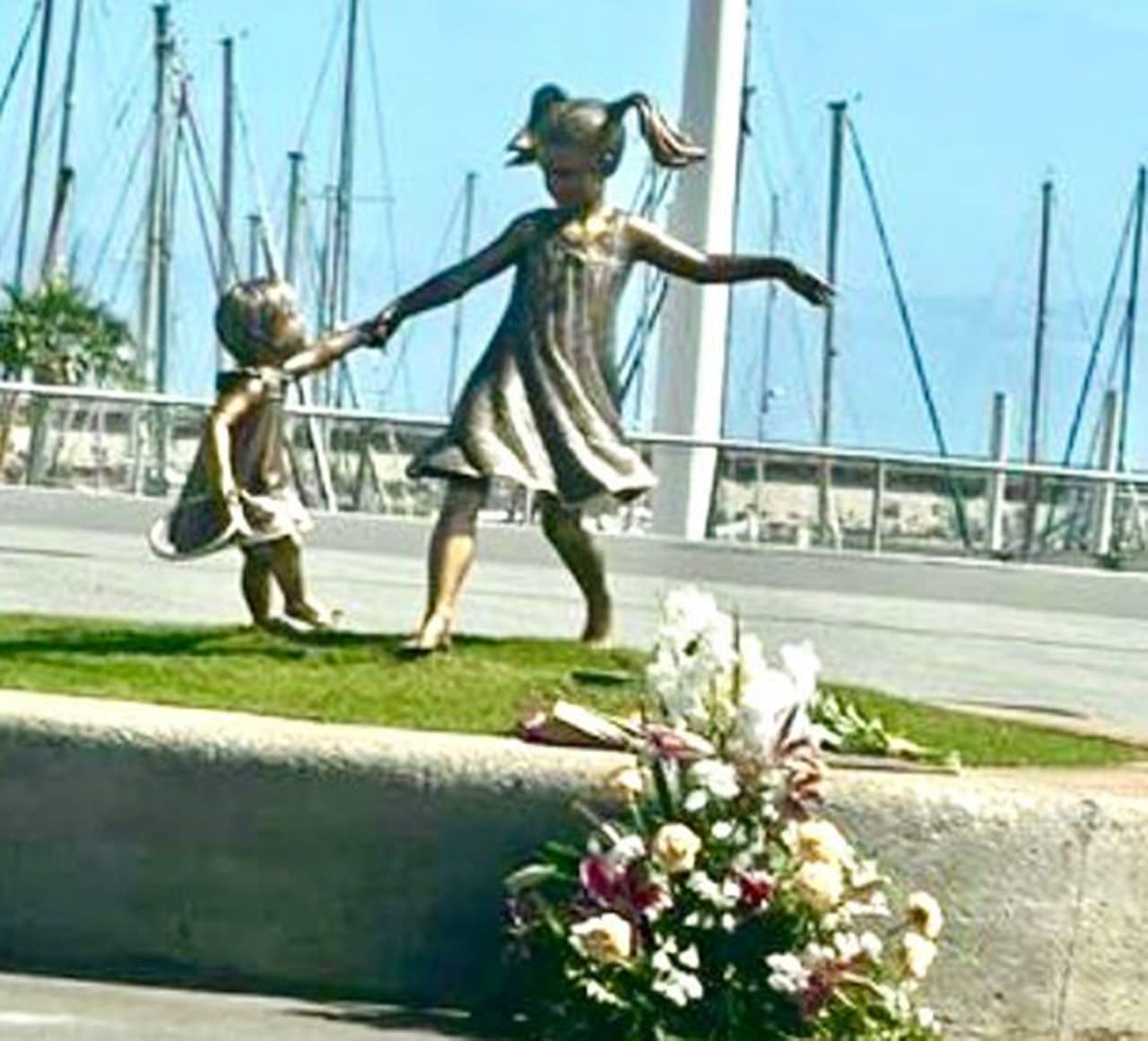 La escultura dedicada a las pequeñas Anna y Olivia recibe las primeras flores