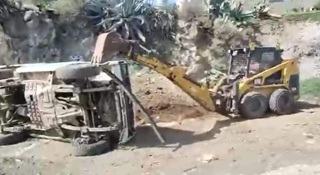 Destroza con una pala mecánica el coche de un familiar en Gran Canaria