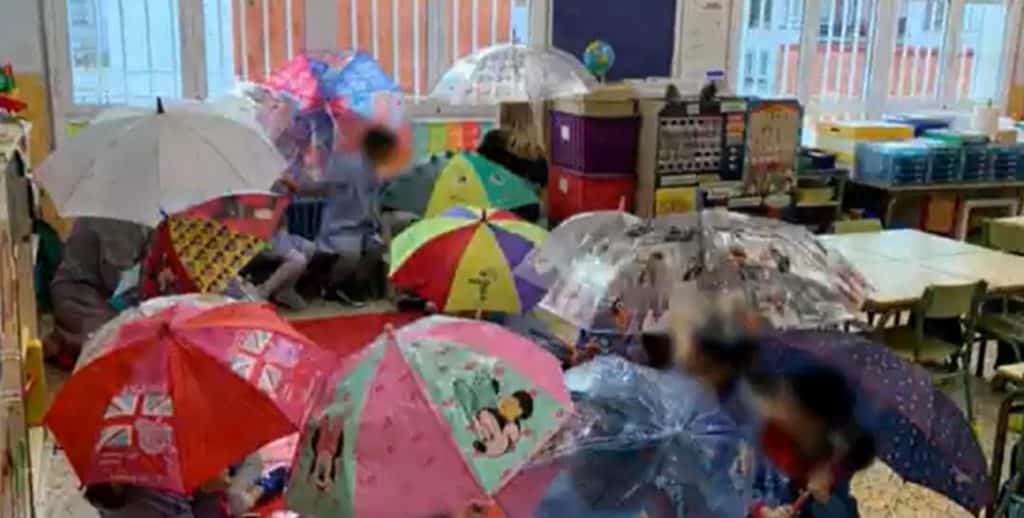 Dan las clases con paraguas por enormes goteras que inundan las aulas