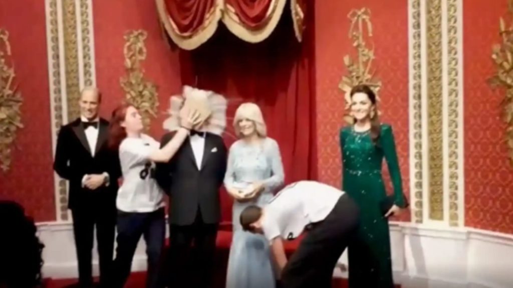 Ecologistas estampan dos tartas en la figura de cera de Carlos III en el Madame Tussauds de Londres