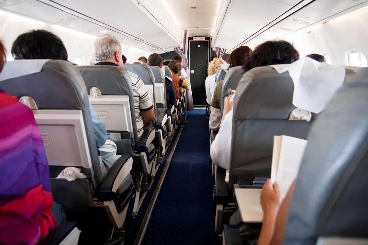 Pánico en un vuelo desde Tenerife: se bebe un litro de ron, insulta a su familia y pega a tres policías