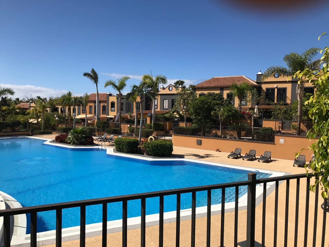 La urbanización La Duquesa consta de 49 chalets adosados y piscinas.