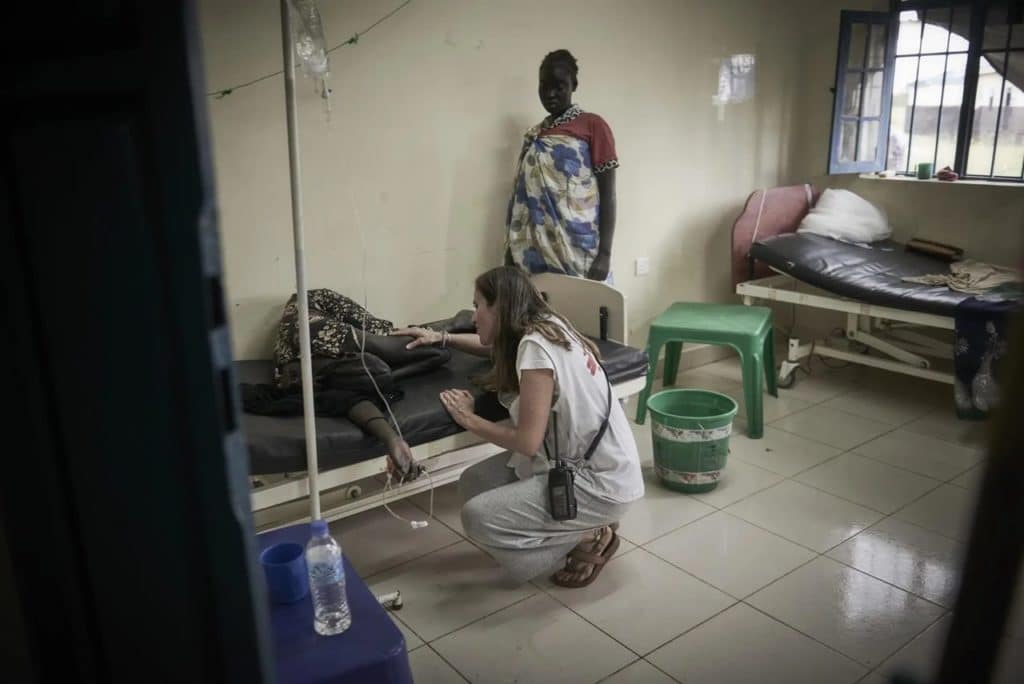 Cristina, la canaria que cura heridas de guerra y de serpiente en Sudán del Sur