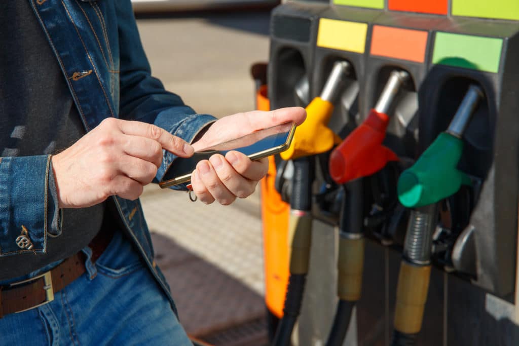 Los peligros reales de utilizar el móvil en las gasolineras