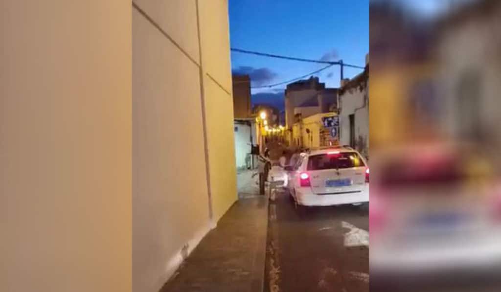 Golpean con sillas y palos: pelea multitudinaria en plena calle de Lanzarote
