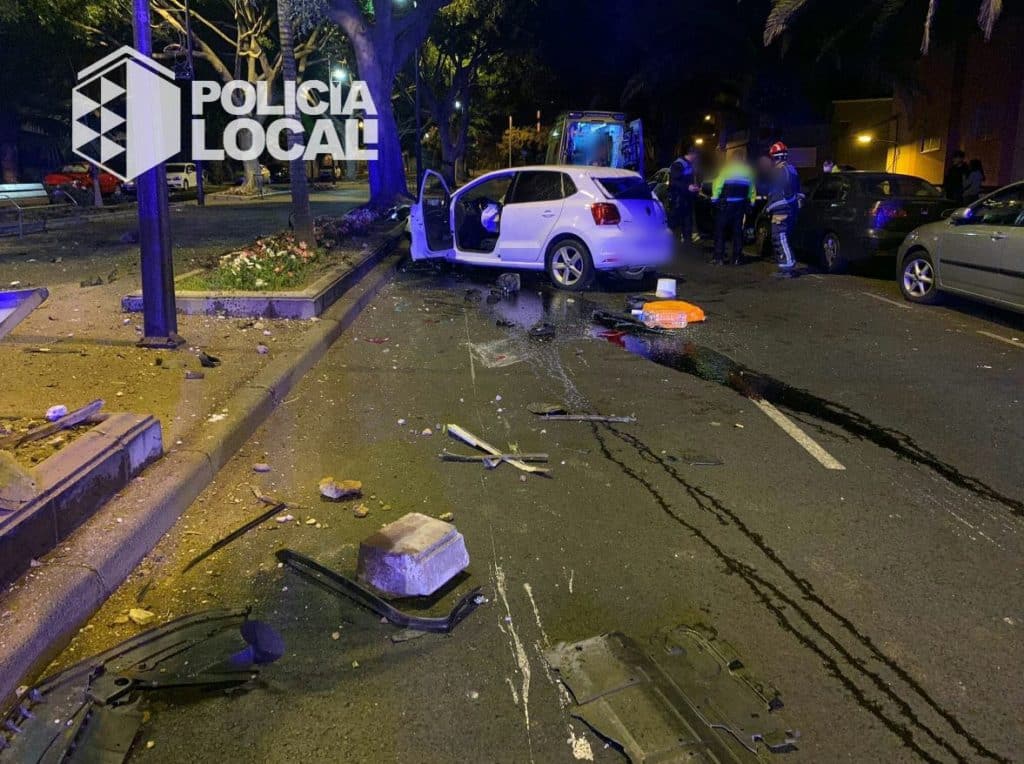 Aparatoso accidente en plena noche en Santa Cruz