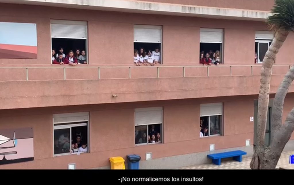 "¡No normalicemos los insultos!" Alumnos y alumnas de un colegio de Tenerife gritan contra la violencia machista
