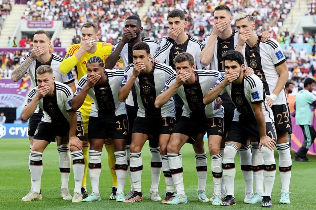 Alemania protesta contra Qatar, la FIFA y la amenaza de sanciones: los jugadores se tapan la boca