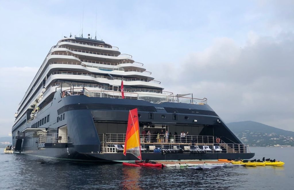 El crucero de lujo Evrima ha vuelto a Tenerife: el pasaje más barato está al alcance de muy pocos