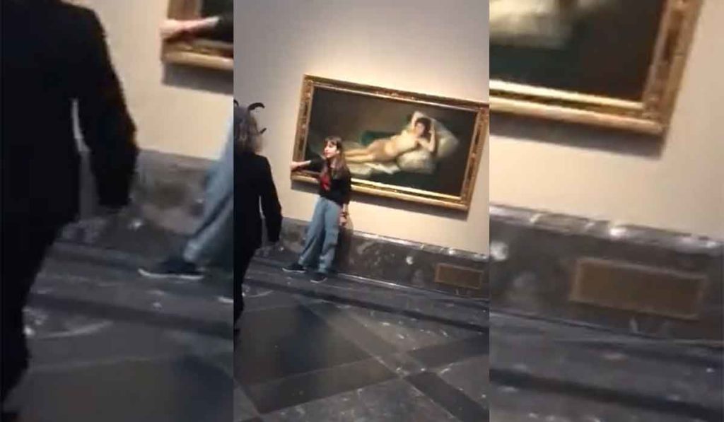 Dos activistas ecológicas se pegan a los cuadros de Las Majas de Goya en el Museo del Prado