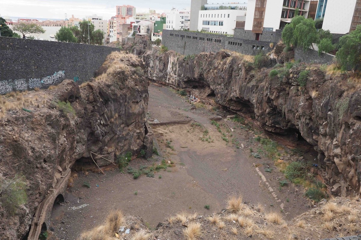 Cae desde una altura de 5 metros al Barranco de Santos, en Santa Cruz