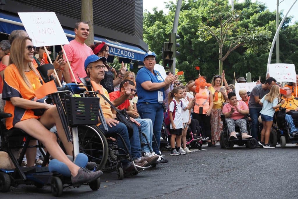 La marea naranja reclama los derechos de las personas canarias con discapacidad