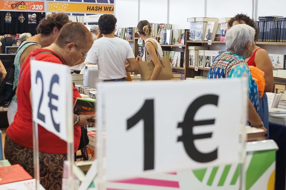 Las ofertas de la feria atrajeron a gran cantidad de público en su primer día, una exposición de productos que se alargará hasta el próximo domingo. Sergio Méndez