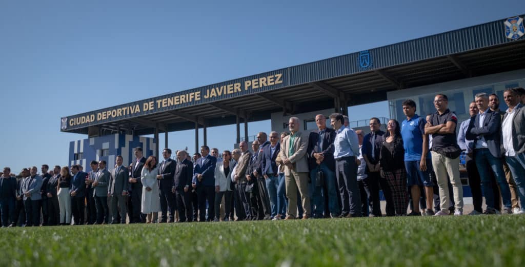 El presidente del Cabildo y su homólogo en el CD Tenerife inauguraron este gran complejo deportivo. Asistieron al acto otras personalidades políticas, empresariales y de la sociedad.