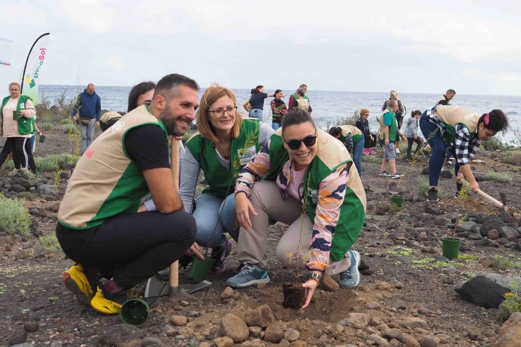 Un centenar de voluntarios acudieron ayer a la costa de Arafo, en el Polígono.