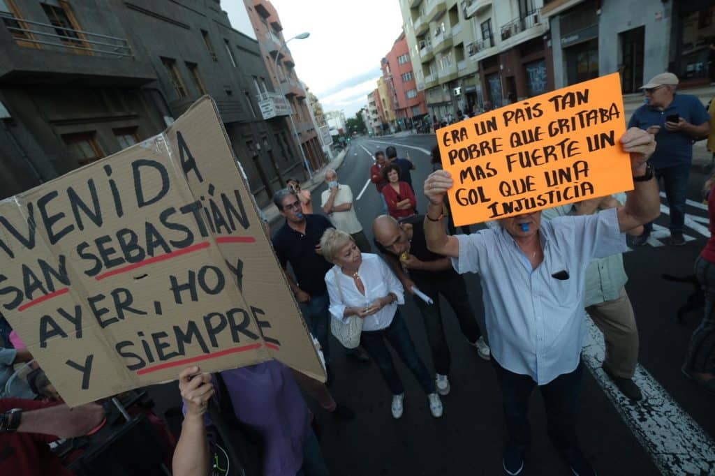 Vecinos de Santa Cruz cortan el tráfico por el cambio de nombre de la avenida San Sebastián