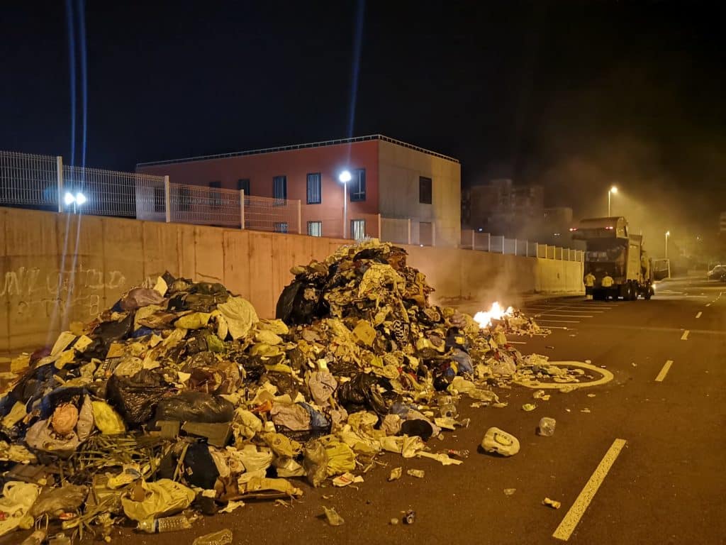 Arde la carga de un camión de la basura en Santa Cruz de Tenerife