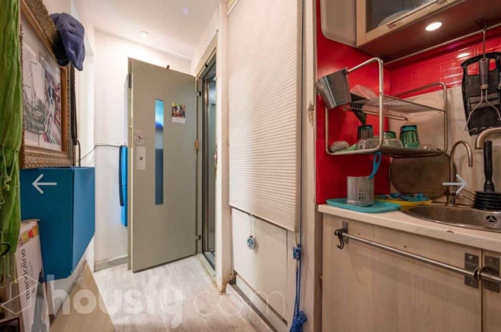 Venden por 185.000 euros un piso con el ascensor dentro de la cocina: "Es lo más ilegal que he visto"
