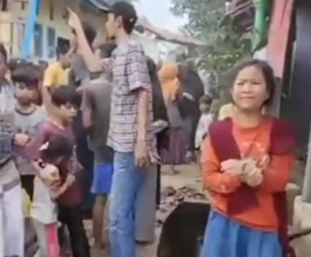 Al menos 50 muertos por un terremoto en Indonesia de magnitud 5,6