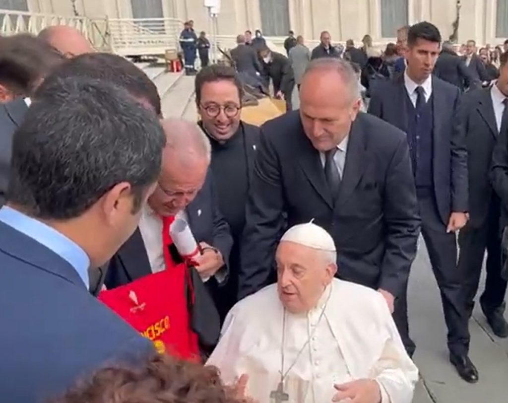 El Papa Francisco recibe al CD Mensajero por su centenario