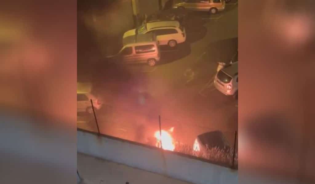 El fuego calcina un vehículo en un garaje de La Laguna