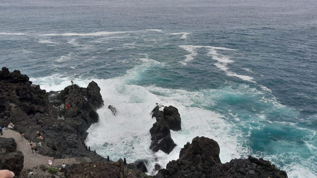 Rescatan a dos turistas del charco La Laja