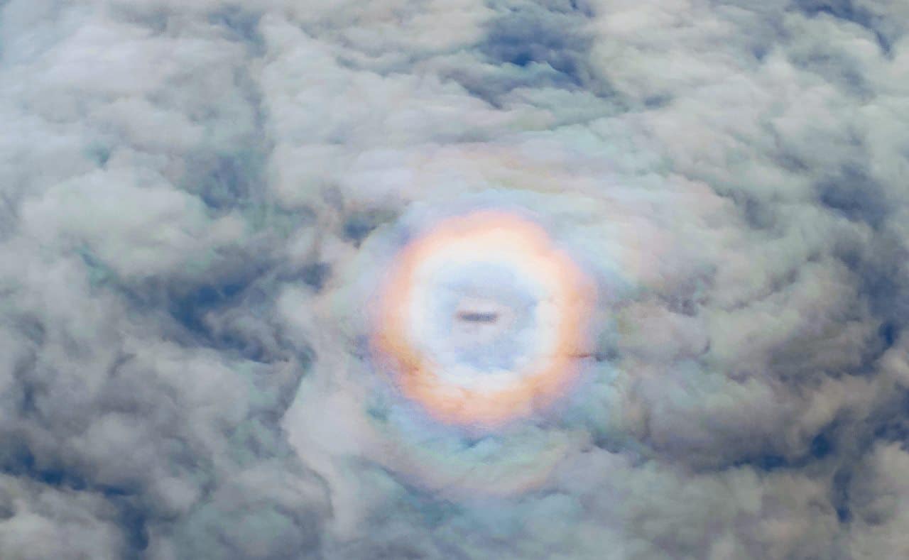 Capta el espectacular 'fenómeno gloria' en un vuelo Tenerife-Bilbao