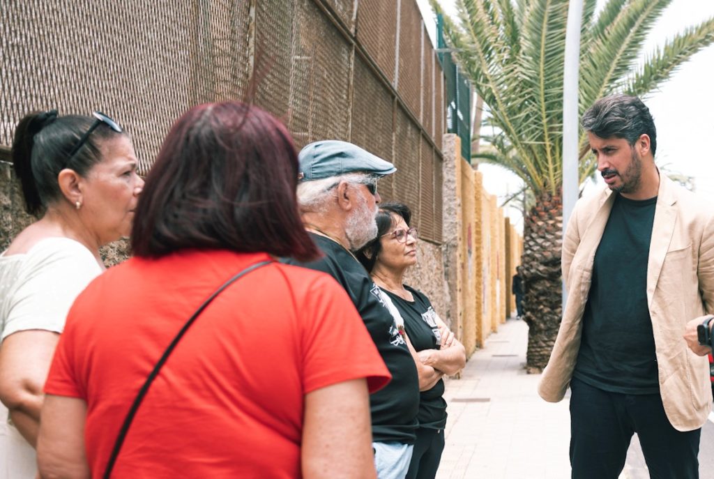 Luis Yeray Gutiérrez, con los vecinos de la calle Padre Manjón.