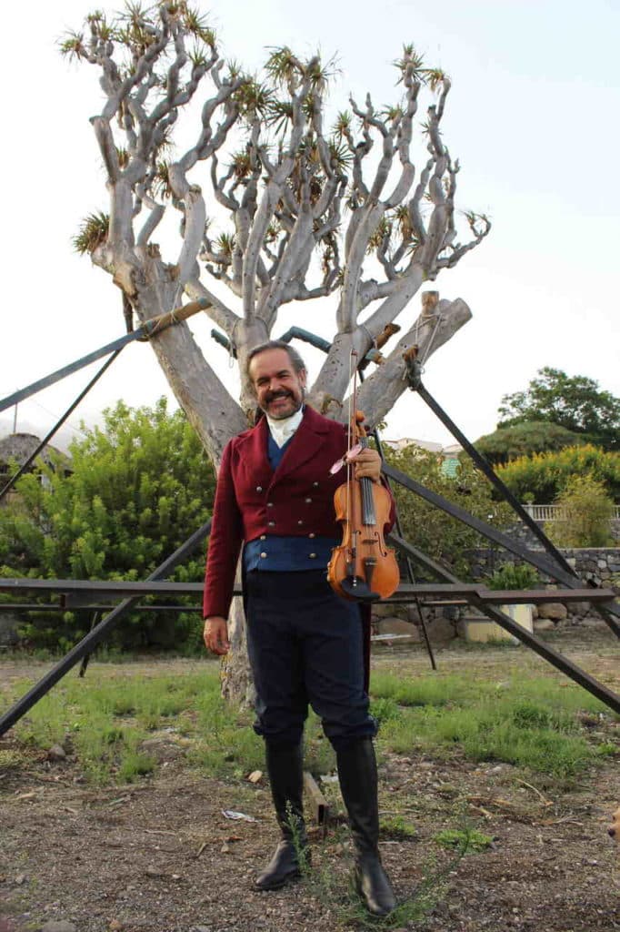 Mario, violinista que salvó un drago de 130 años en Tenerife. | DA