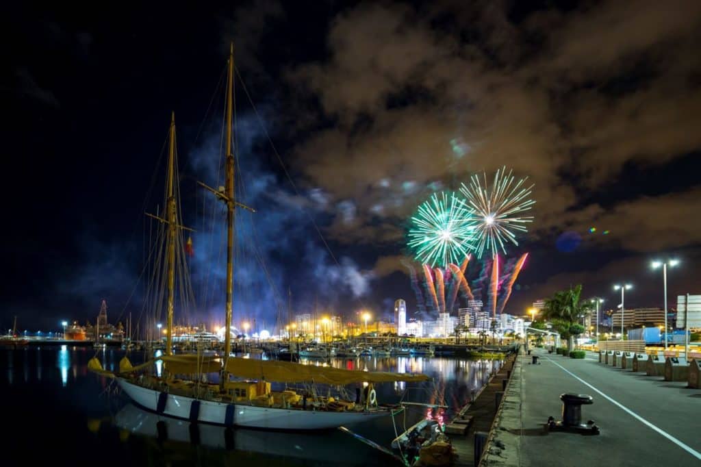 Santa Cruz de Tenerife recibirá con una exhibición pirotécnica el nuevo año, que levantará el telón de una fiesta que se prolongará toda la noche.