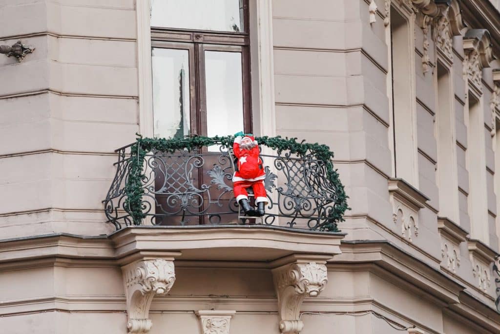 Cae al vacío mientras colocaba los adornos de Navidad en su balcón