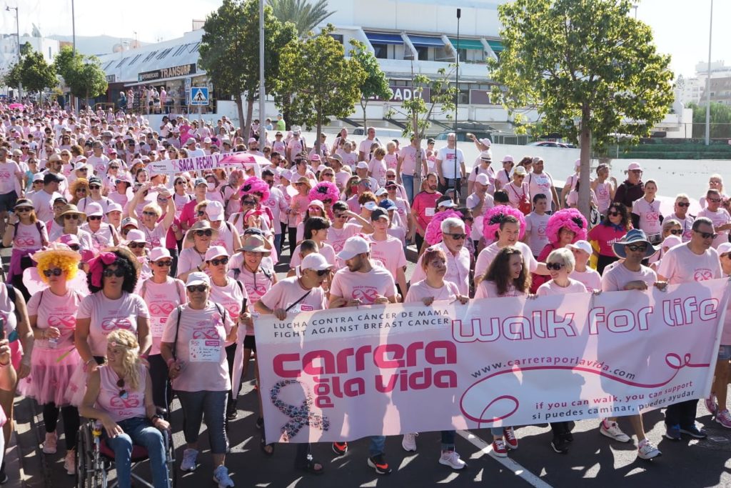 Miles de personas se dan cita en la Carrera por la Vida. | Sergio Méndez