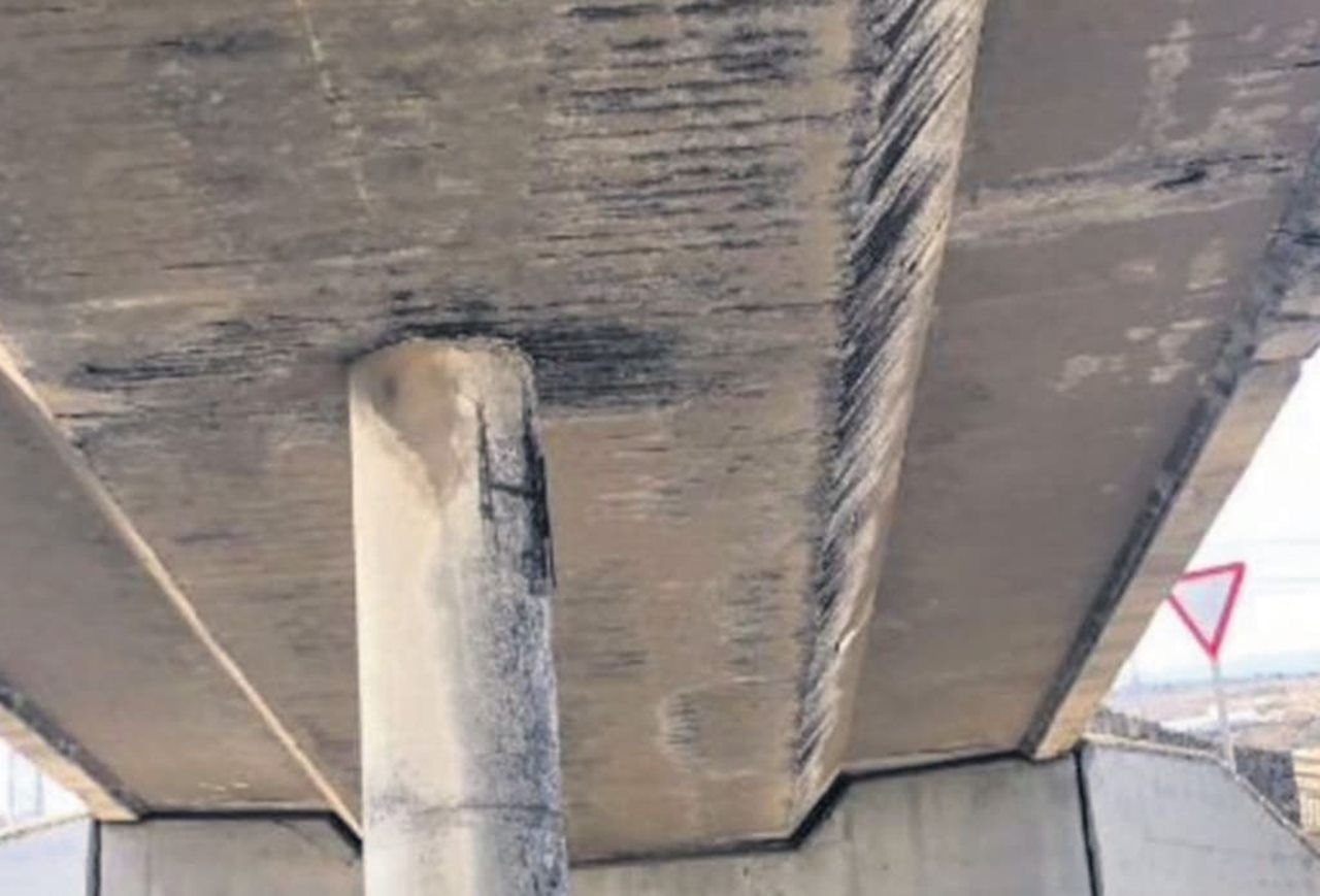 El puente de El Tablado tenía dañado sus pilares por la erosión del mar.