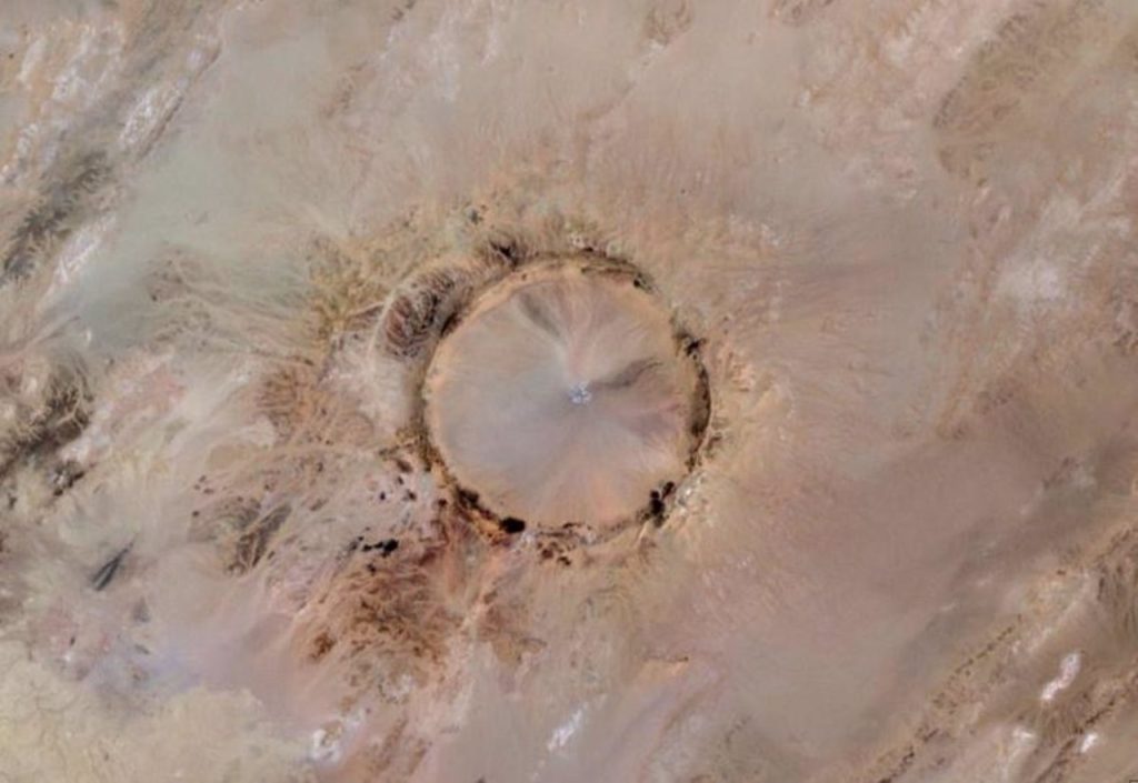El cráter de Tenoumer, visto desde el espacio.