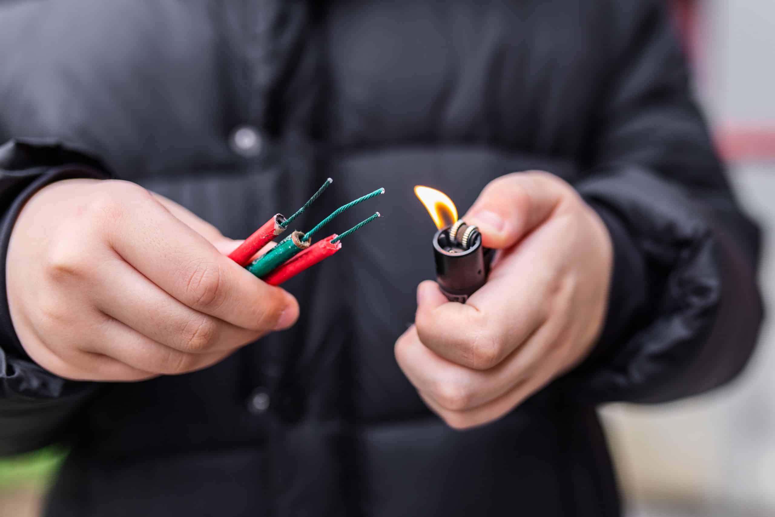 Sufre la amputación de varios dedos mientras tiraba petardos en la calle