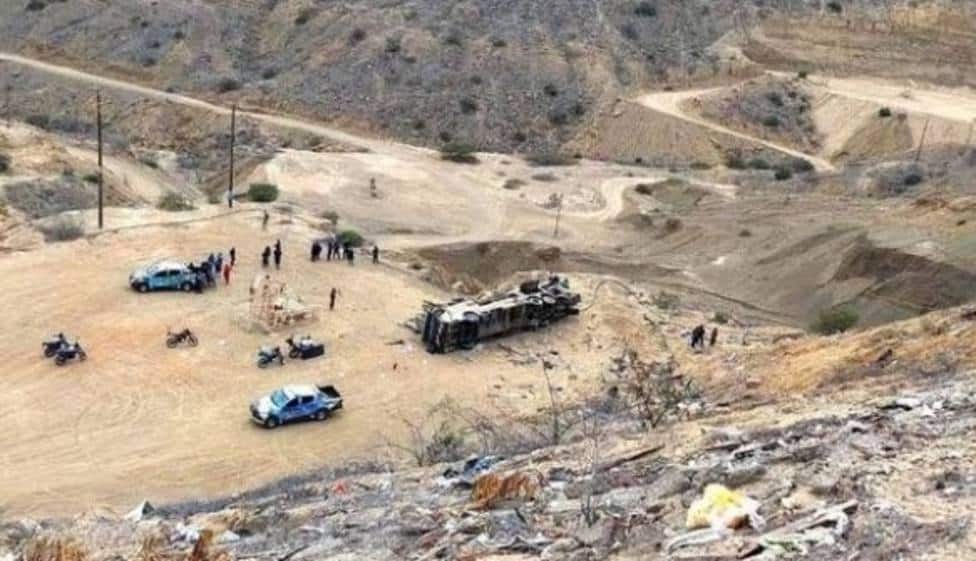Al menos 25 muertos al despeñarse una guagua Perú