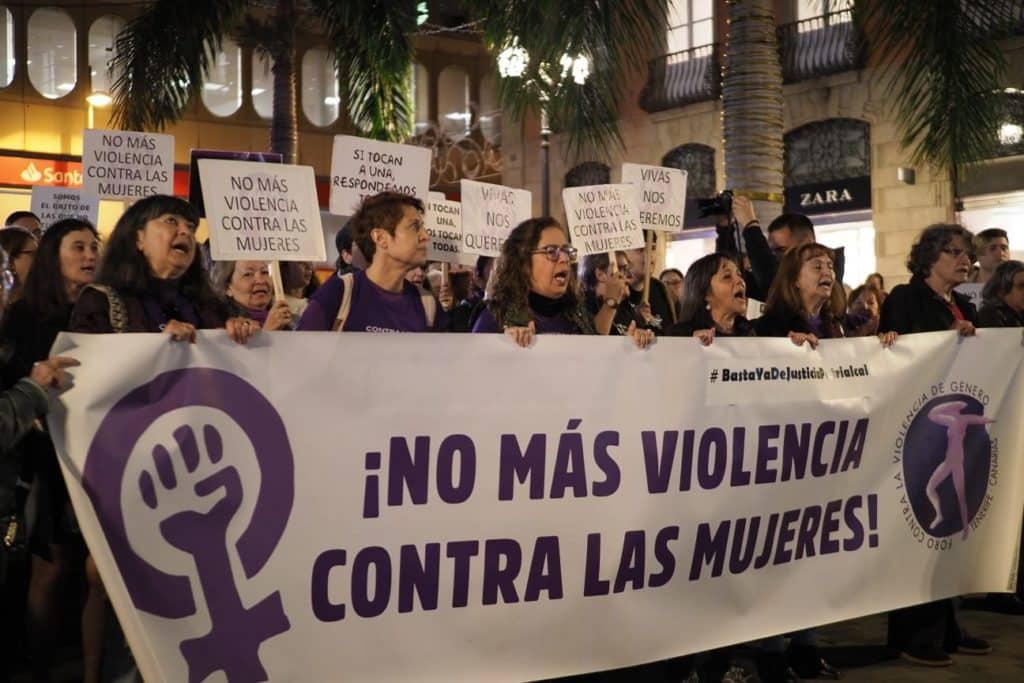 LAS ORGANIZACIONES FEMINISTAS CONVOCARON AYER UNA MANIFESTACIÓN EN LA PLAZA DE LA CANDELARIA DE SANTA CRUZ Y RECLAMARON “MEDIDAS EVALUABLES Y CONTINUADAS EN EL TIEMPO”. Sergio Méndez