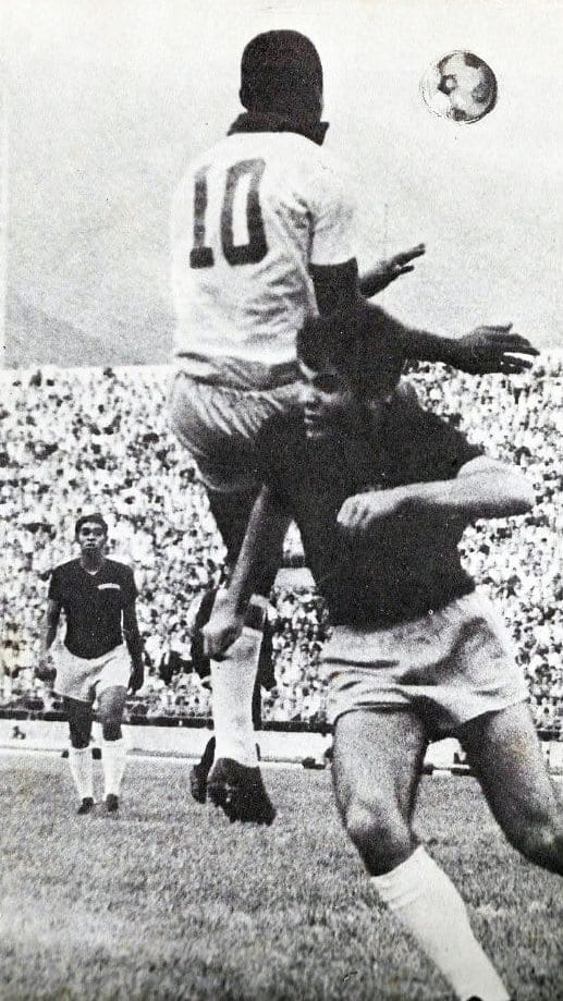 Pelé y Chicho disputan un balón en el Estadio Olímpico de Caracas. DA