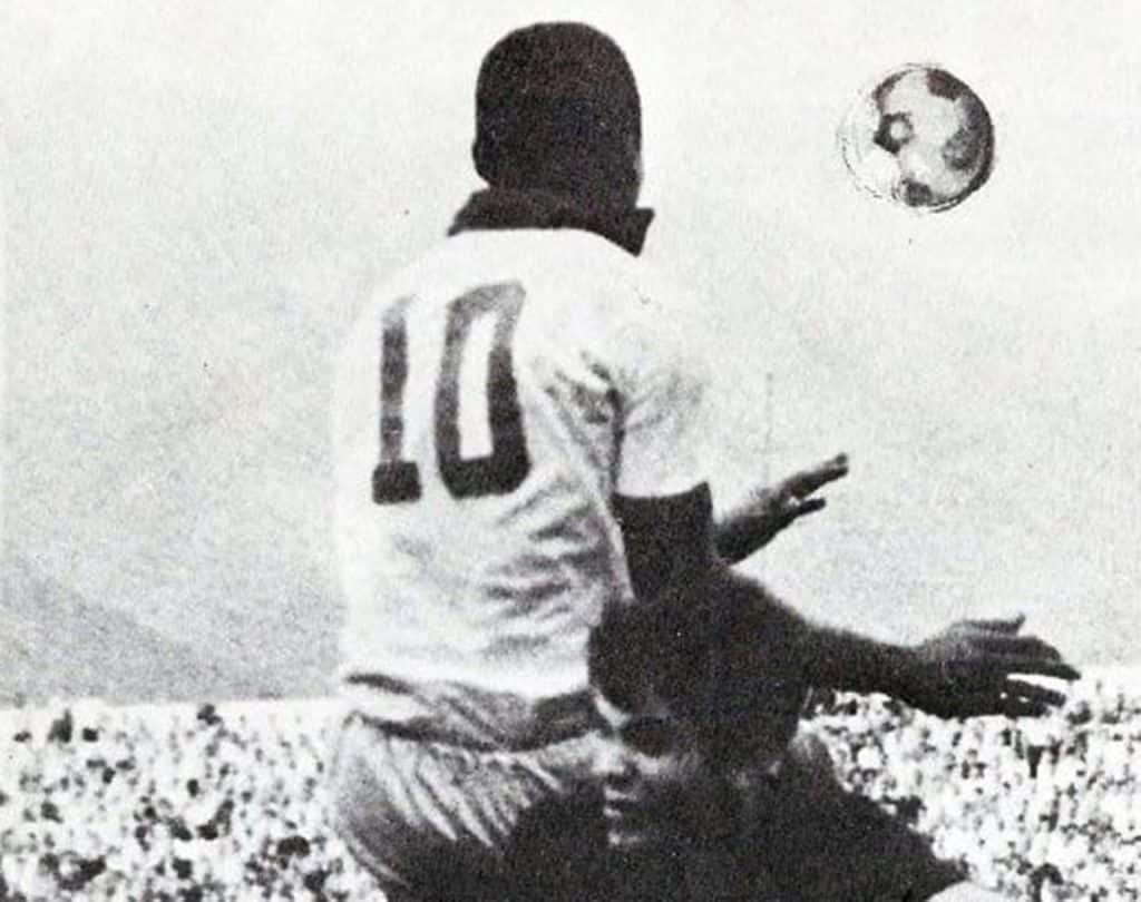 Pelé y Chicho disputan un balón en el Estadio Olímpico de Caracas.